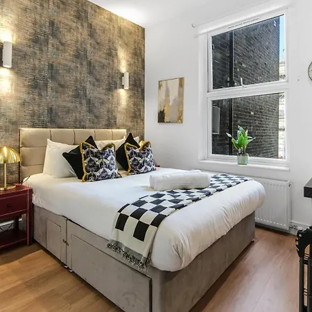 Charming Petite Studio In London With Kitchenette